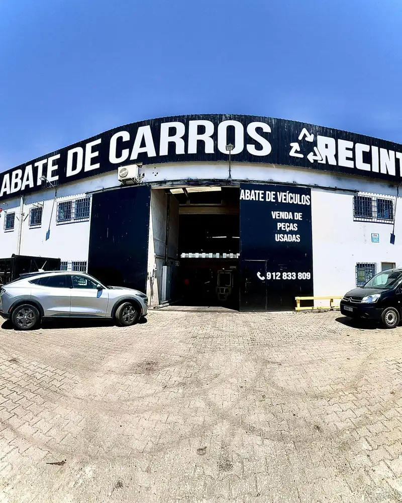 Centro de abate Recintra na Moita — fachada e parque