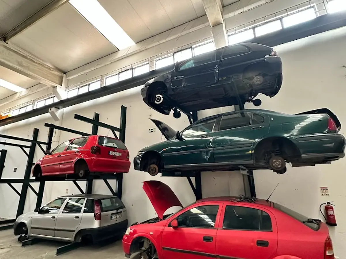 Parque interior do centro de abate Recintra na Moita — carros armazenados em estantes