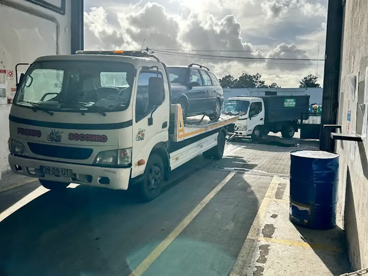 Reboque Recintra a transportar veículo do cliente